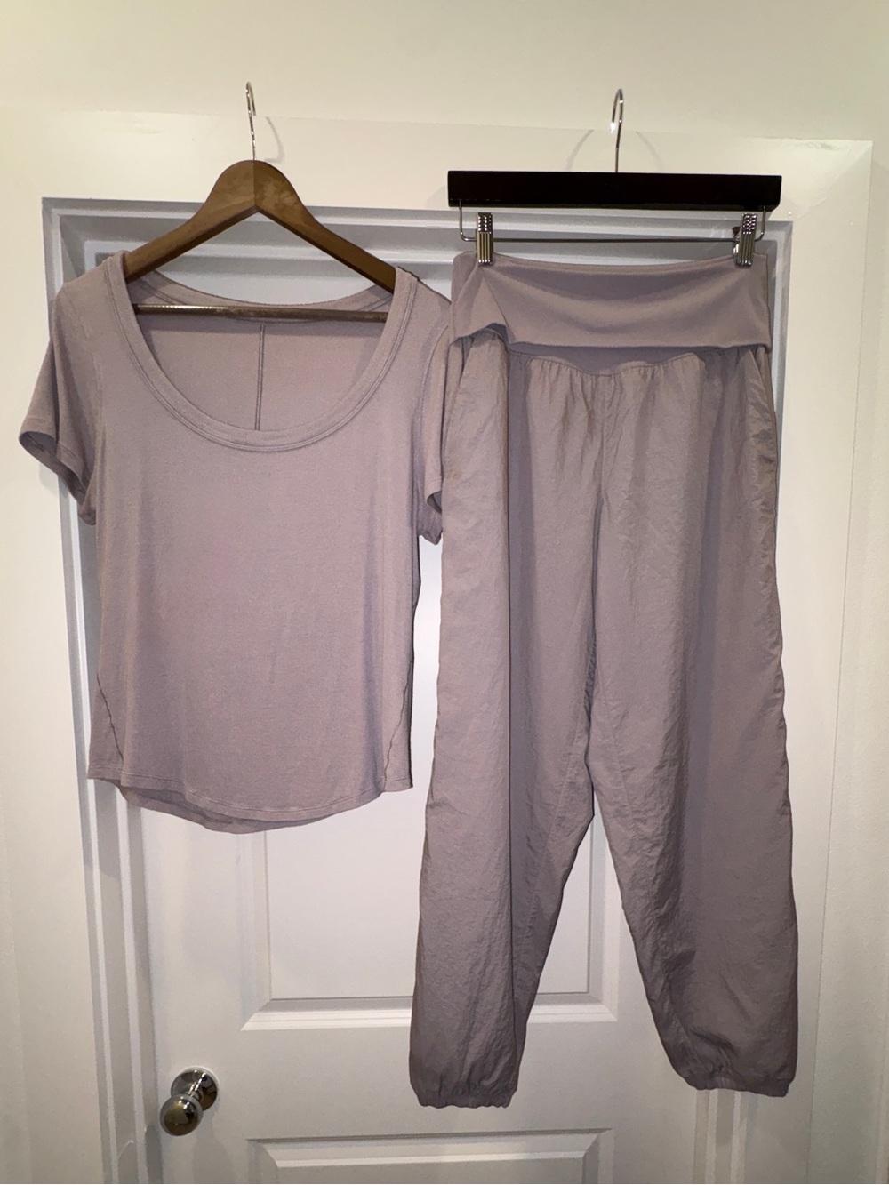 Lululemon T shirt Medium/ Athletic Pants Sz Small Matching Set Mauve Grey